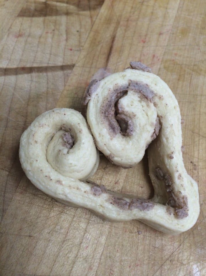 heart cinnamon rolls