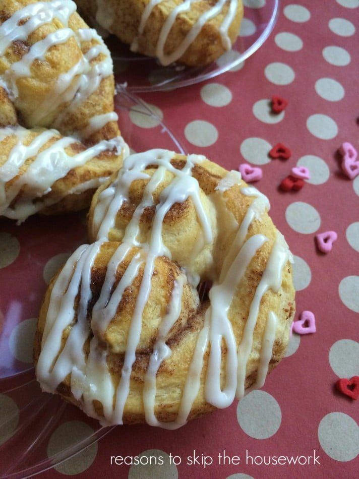 heart cinnamon rolls