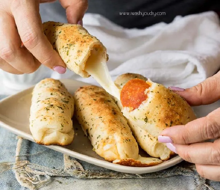 Pizza, But with a Sticky Difference 5-minute snacks