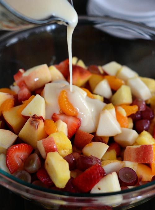 fruit-salad-pour-dressing