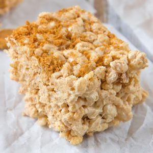 Super easy, incredibly more-ish Biscoff Rice Krispie Treats!