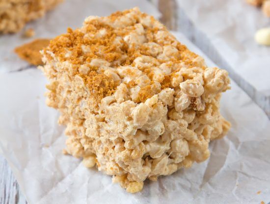 Super easy, incredibly more-ish Biscoff Rice Krispie Treats!