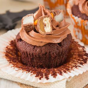 Have leftover Halloween sweets? Then make these Candy Bar Cupcakes! With a surprise centre, luscious frosting and candy bar topping, these are a fun and easy way to use that candy up!