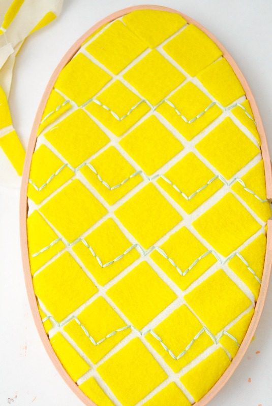 Embroidery Hoop Pineapple that's perfect for summer