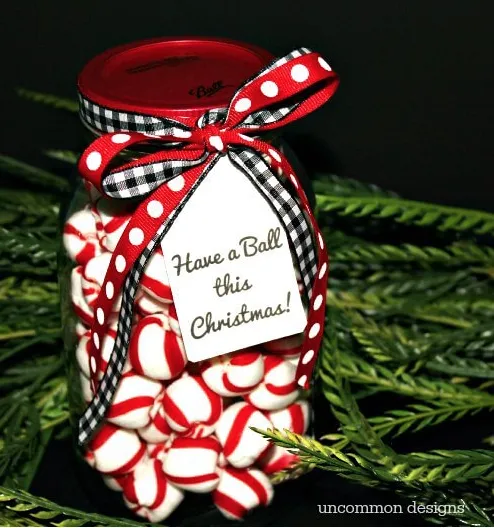 Gifting Jar: The holidays are here and there are so many different gift and decor ideas to bring lots of cheer! There are so many Mason Jar Crafts to make this holiday!