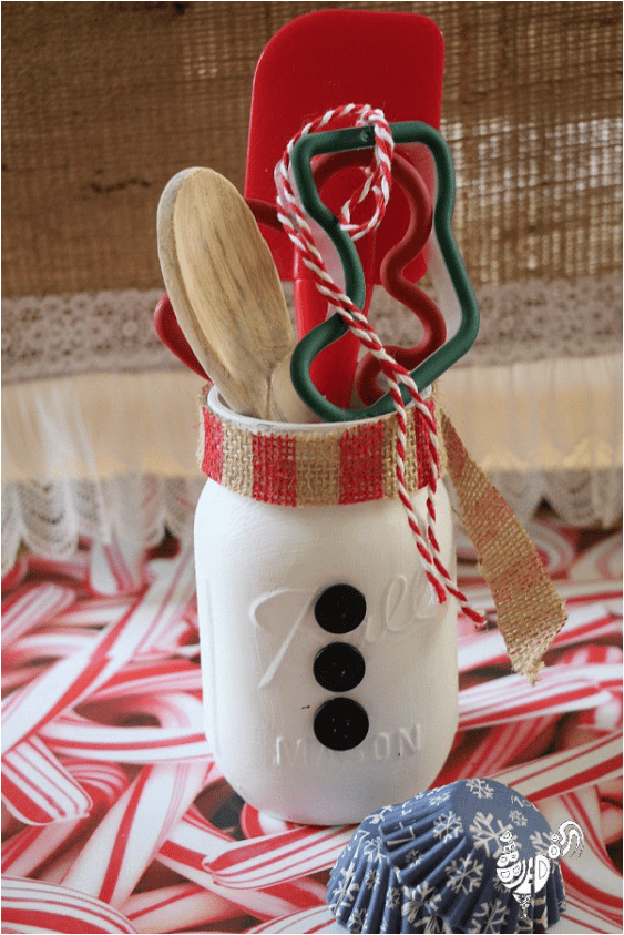 Baking Gift Set: The holidays are here and there are so many different gift and decor ideas to bring lots of cheer! There are so many Mason Jar Crafts to make this holiday!