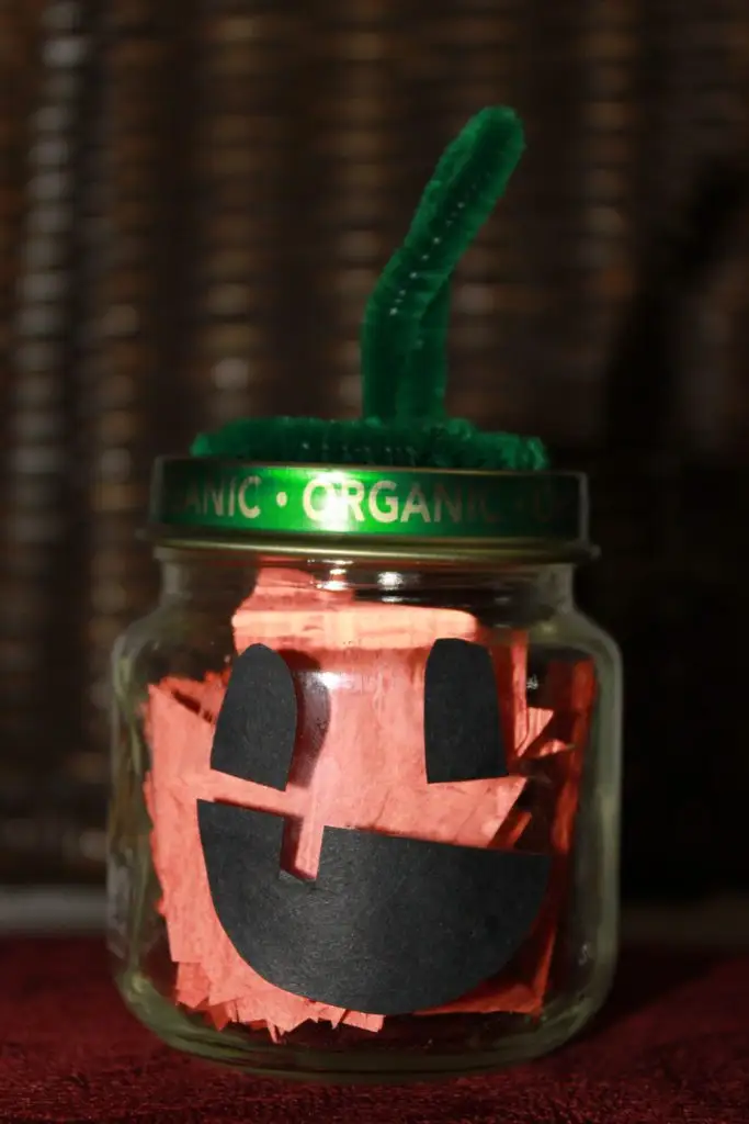Here are some great ideas to recycle baby food jars and put them to use in fun and creative ways! 