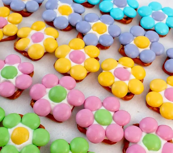 Cute pretzel treats for every occasion. Cute and delicious and perfect for parties!