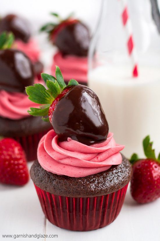 chocolate-dipped-strawberry-cupcakes-2